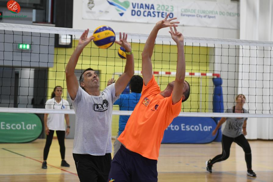 Dois professores a realizarem o passe do voleibol