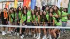 Grupos de raparigas com t-shirt verde do Desporto Escolar a sorrir, quando chegaram a Viana do Castelo