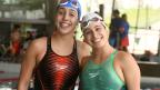 Duas atletas da natação antes da competição, a sorrir
