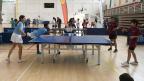 alunos a jogar ténis de mesa